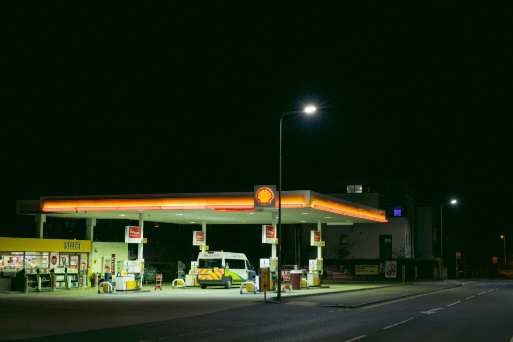 Stacja benzynowa Shell oświetlona w nocy, symbolizująca zmiany na rynku paliwowym z nadchodzącym wprowadzeniem benzyny E10.